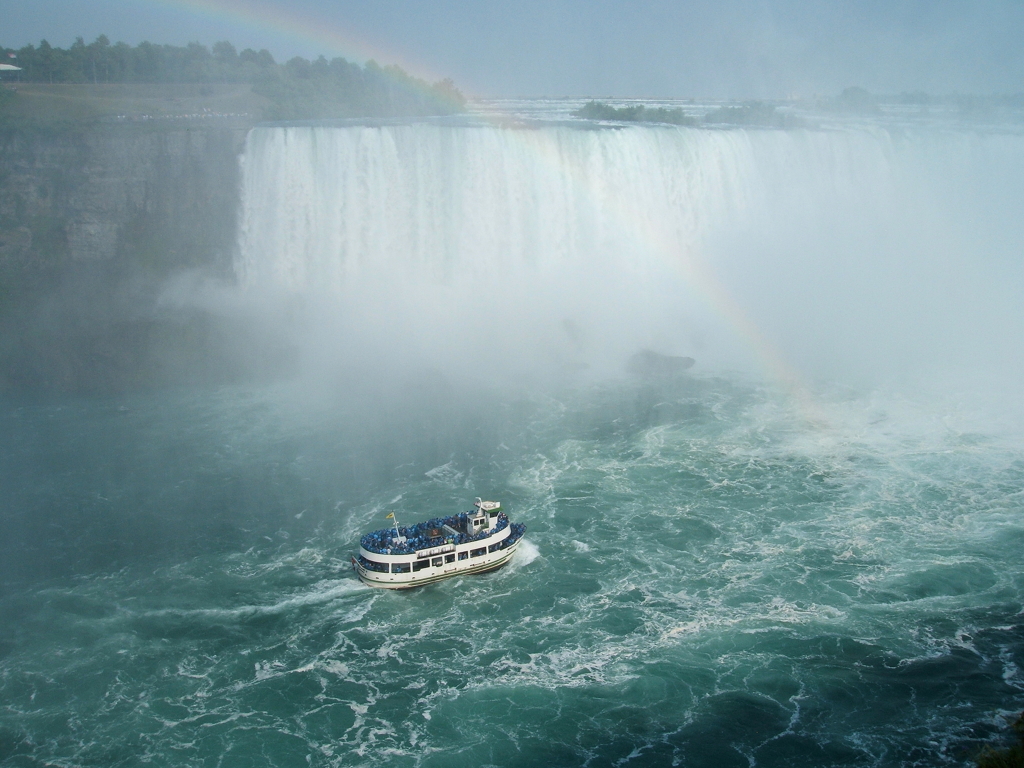 青いカッパを着て船に乗ります