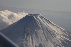 富士山、駿河湾とヒコーキ窓枠