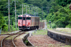 居組駅を出る　ピンク顔のタラコ列車