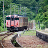 居組駅を出る　ピンク顔のタラコ列車