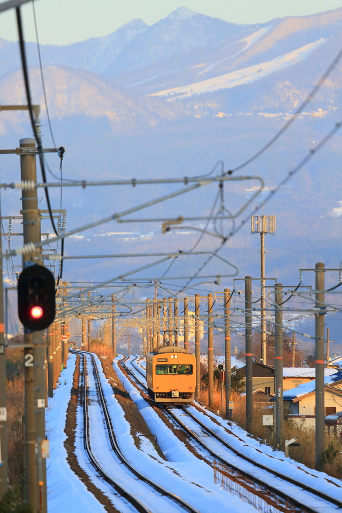 大山のスキー場と列車