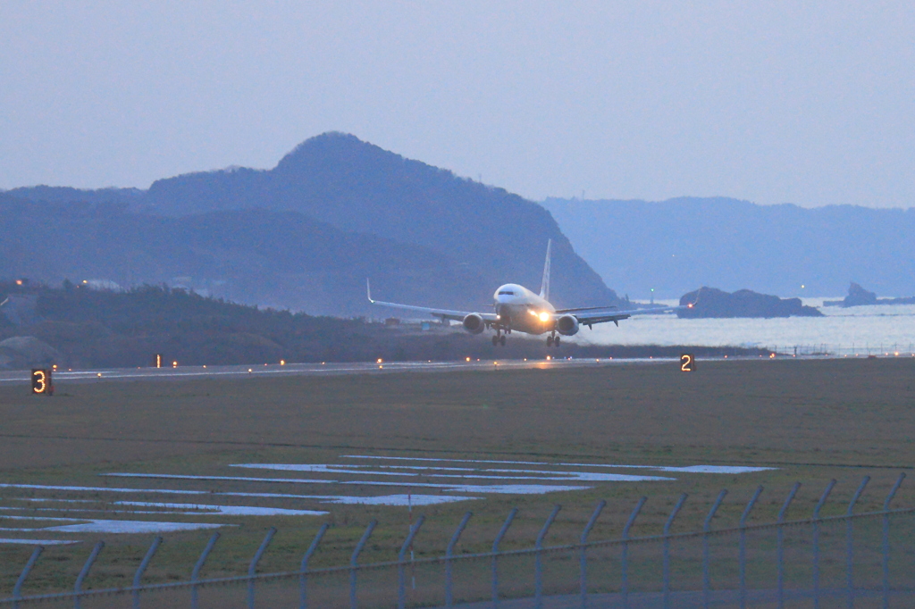 夕闇せまる中着陸