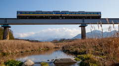 大山と鉄橋と列車