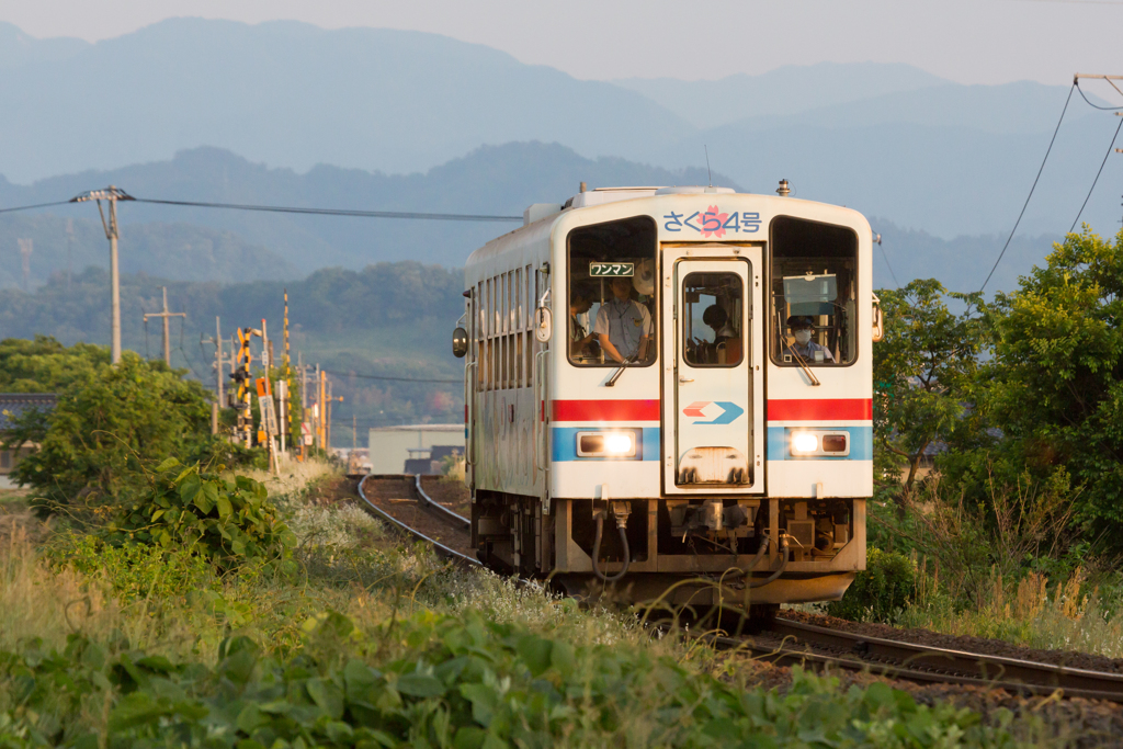 因美線を走る『さくら４号』