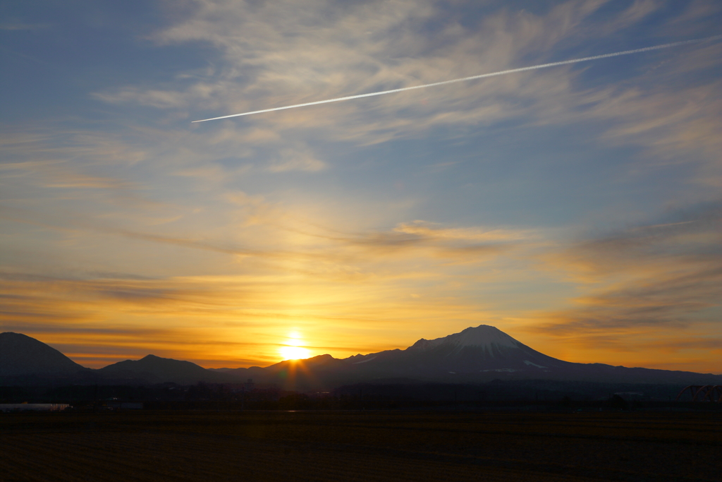 夜明けの伯耆大山と飛行機雲