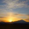夜明けの伯耆大山と飛行機雲