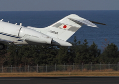 グイッと引いたエレベーターアップが見えます。