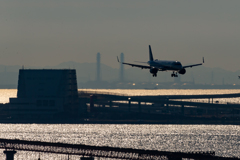 冬の羽田空港と換気塔