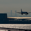 冬の羽田空港と換気塔
