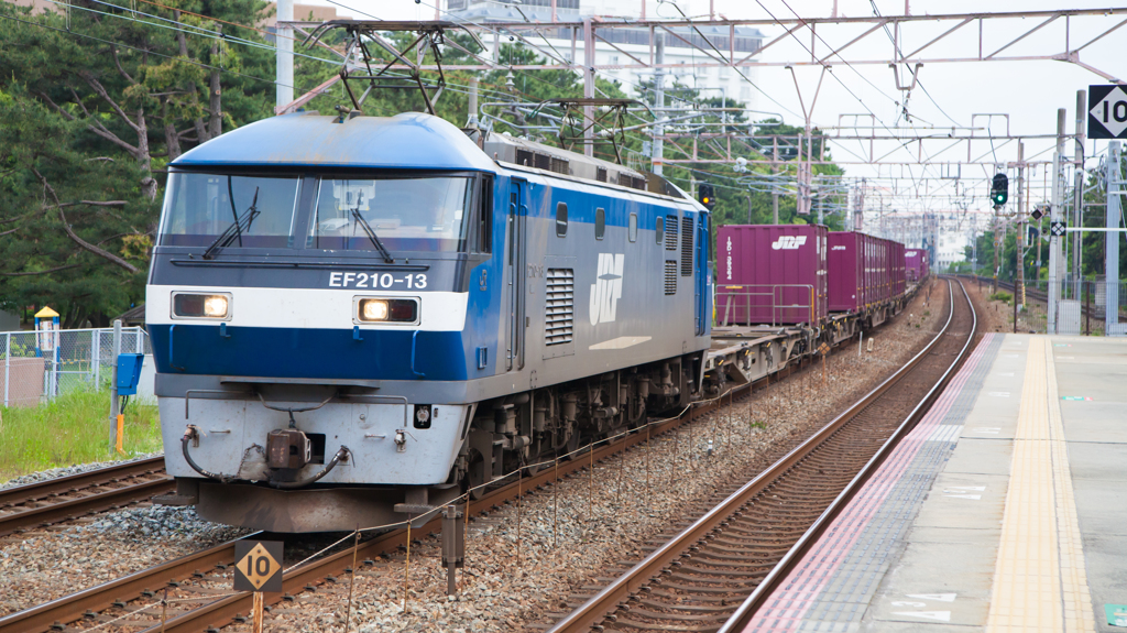 舞子駅と貨物列車２