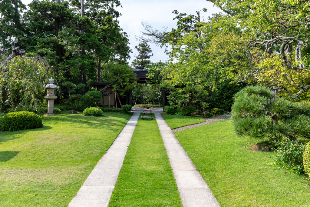 大磯旧吉田茂邸　門から続くアプローチ