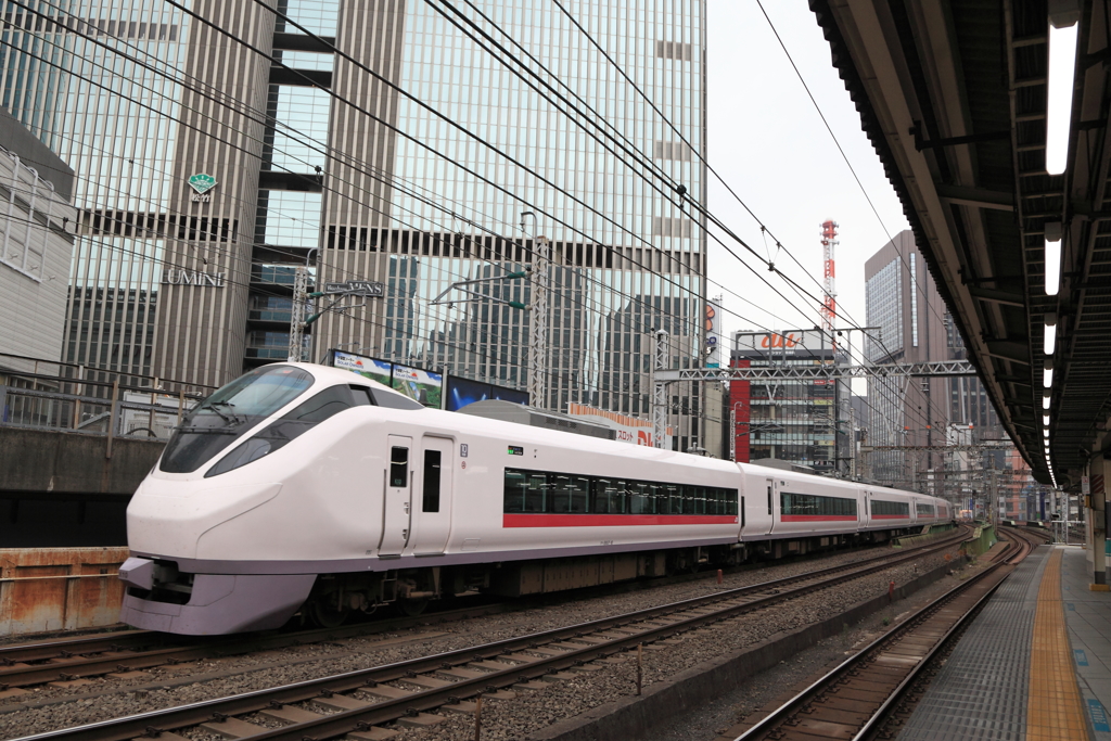 見慣れない電車　E657系電車