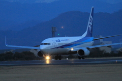 夕闇せまる中、737が鳥取空港へ着陸