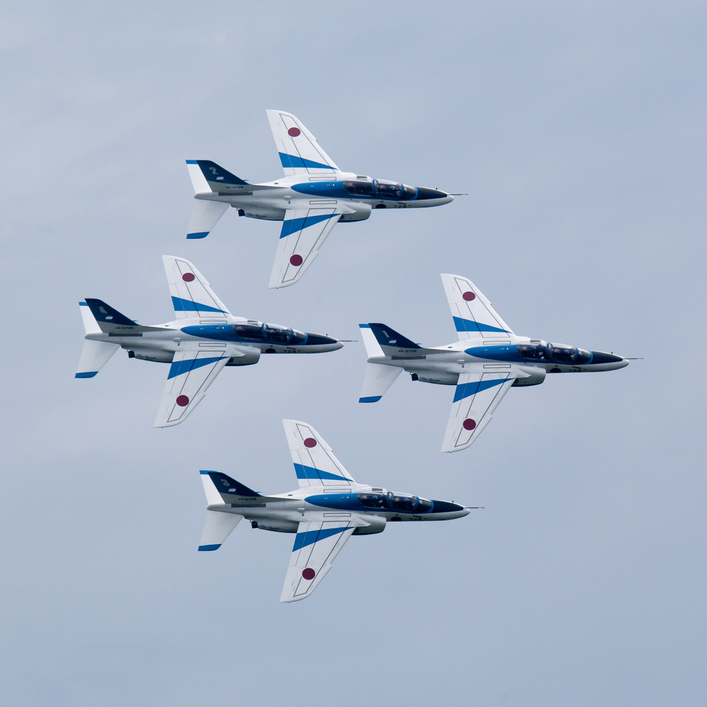 日の丸のような4機編隊