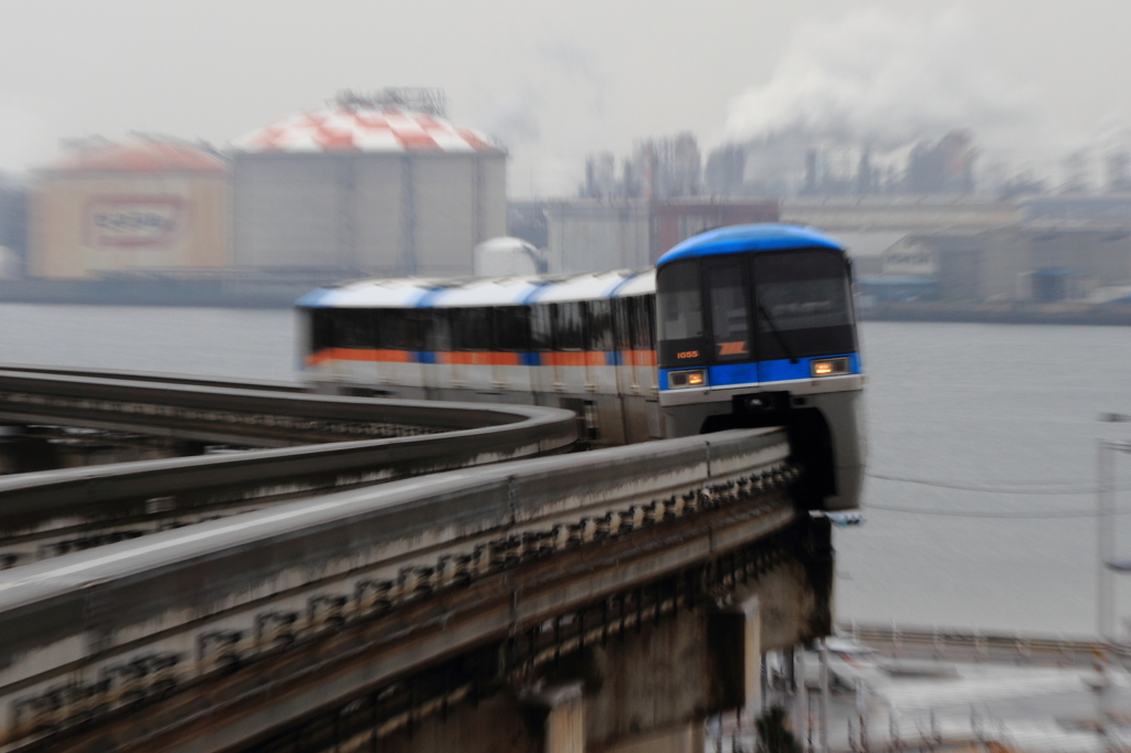 ゆっくりとモノレール通過