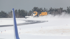 ヒコーキの出発前に除雪して