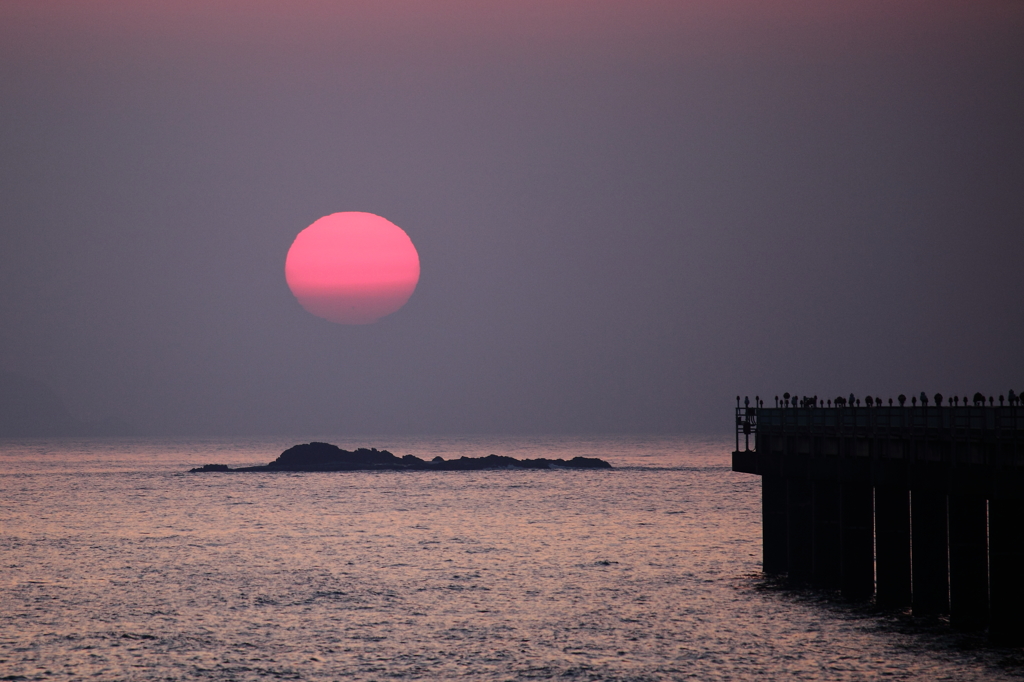 夕日と誘導灯