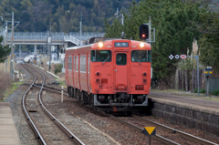 静かに駅ホームへ