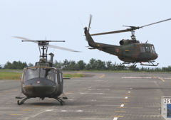 ヘリが２機縦並び、後ろのヘリから先に離陸