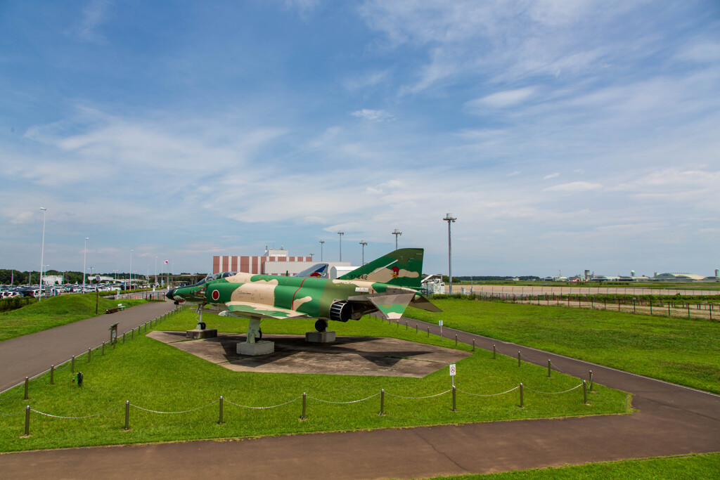 今にも飛びそうなF-4