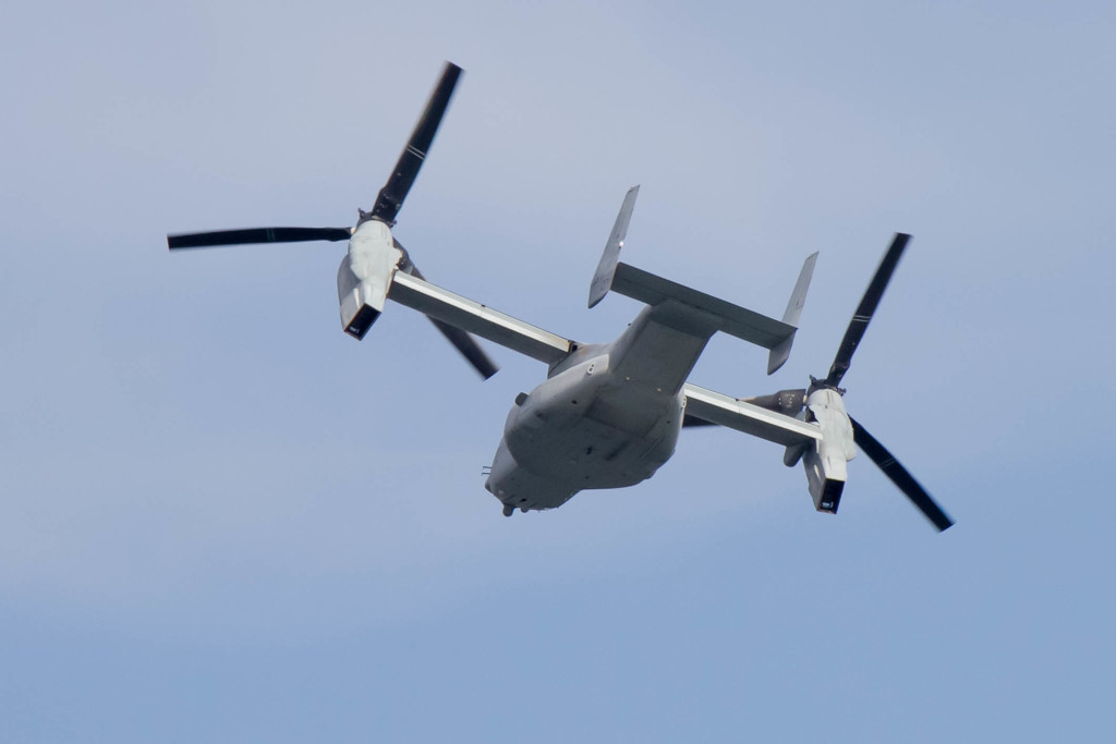 V-22 オスプレイ離陸　移行中