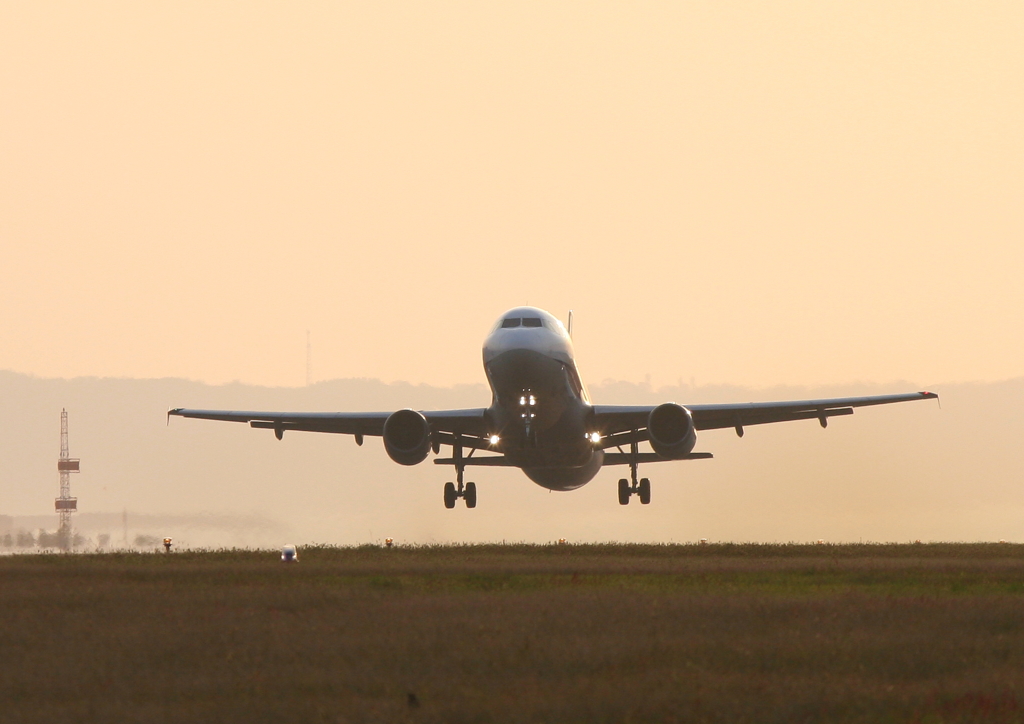 夕日を背中にエアボーン