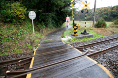 雨の鉄道踏切