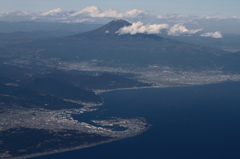 駿河湾と富士山に冠雪