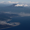 駿河湾と富士山に冠雪