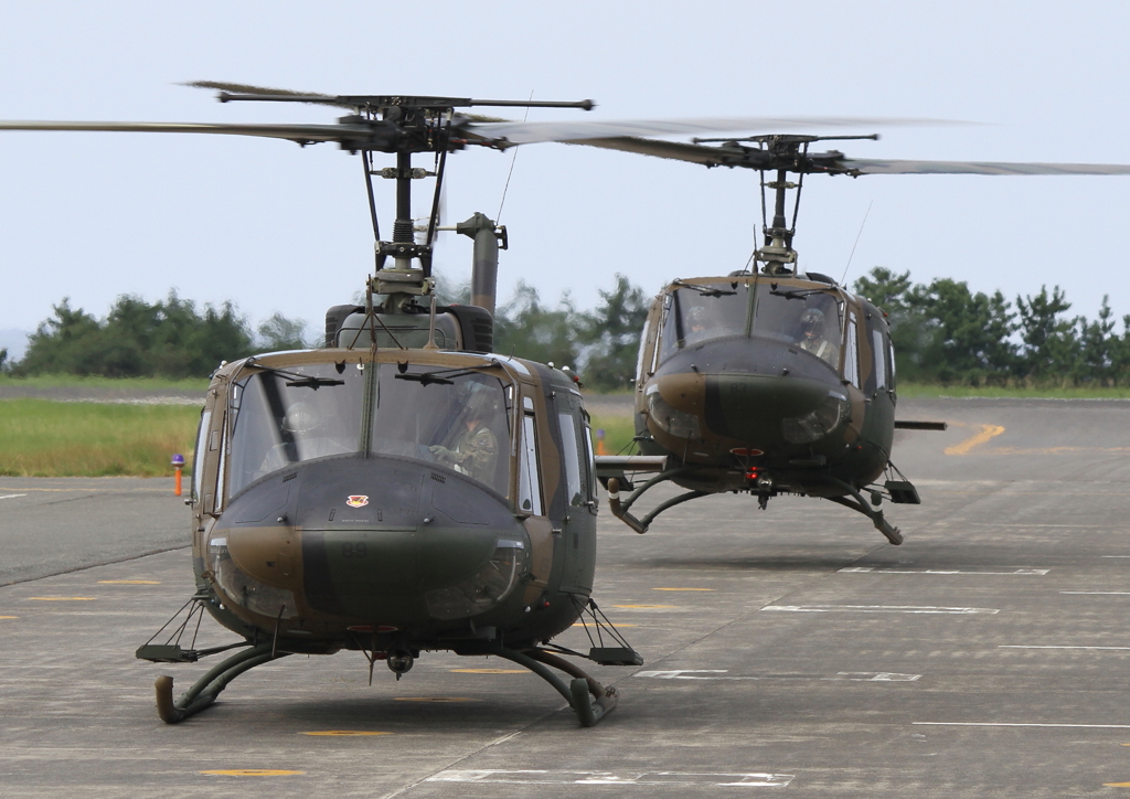 ヘリが２機縦並び、後ろのヘリから先に離陸