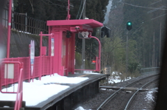 智頭急行で大阪へ　ピンクの駅舎