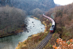 白滝周辺の湧別川と貨物列車