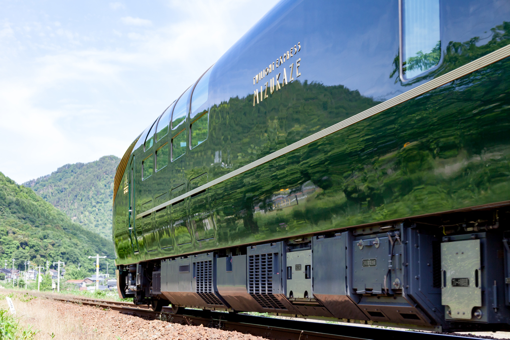 山々の緑が映りこんでいます