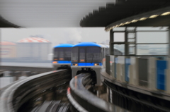 ゆっくりとモノレール通過