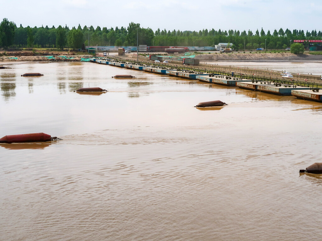 黄河の浮き橋　トラックがいっぱいです。