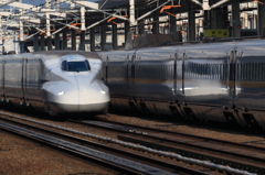 停車中の車両は大きく揺れます