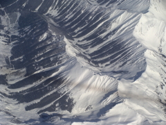 雪山とヒコーキの排気