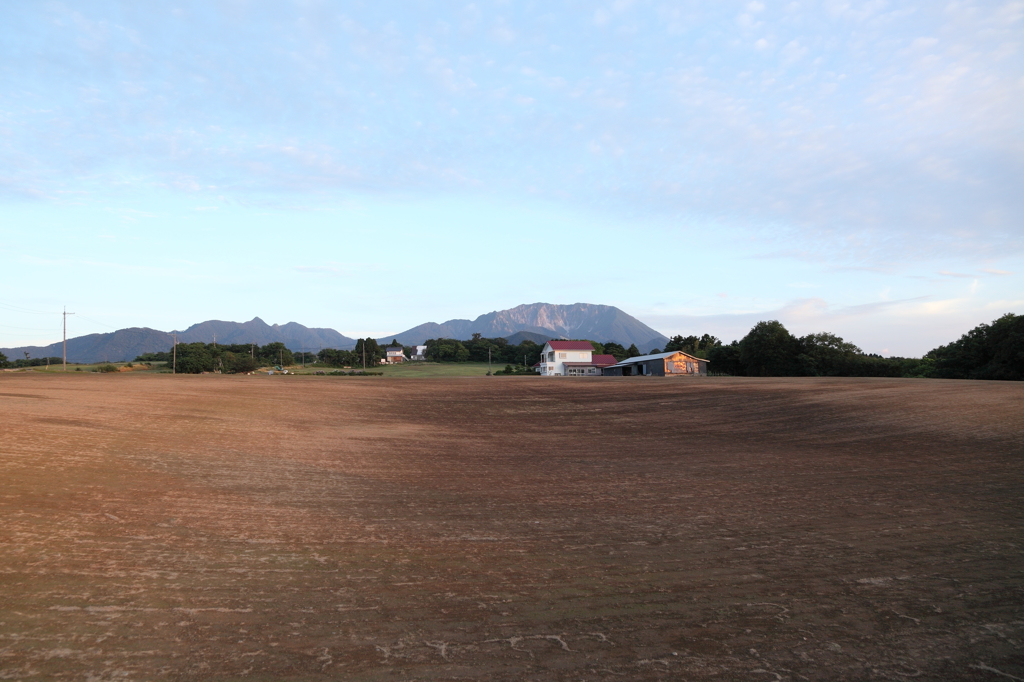 大山と夕日の丘