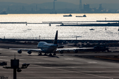 冬の羽田空港と船