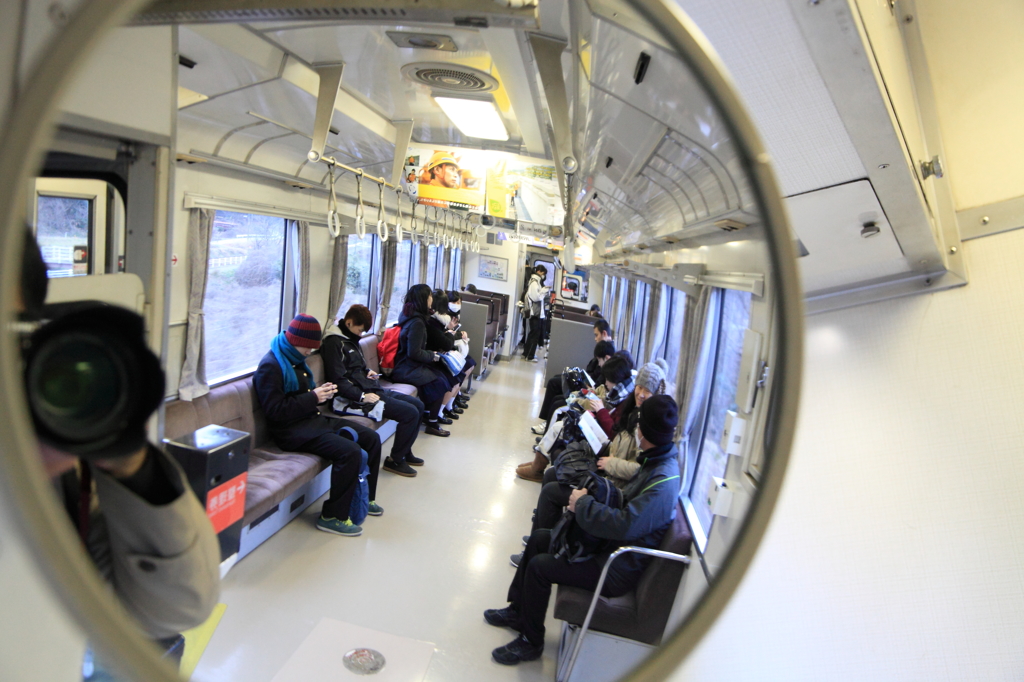乗っているのは高校生