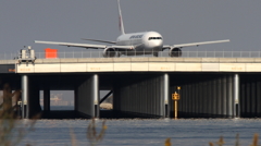 橋の下に向こうの景色が見えます。