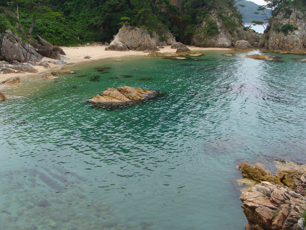 水と砂が綺麗な海岸です