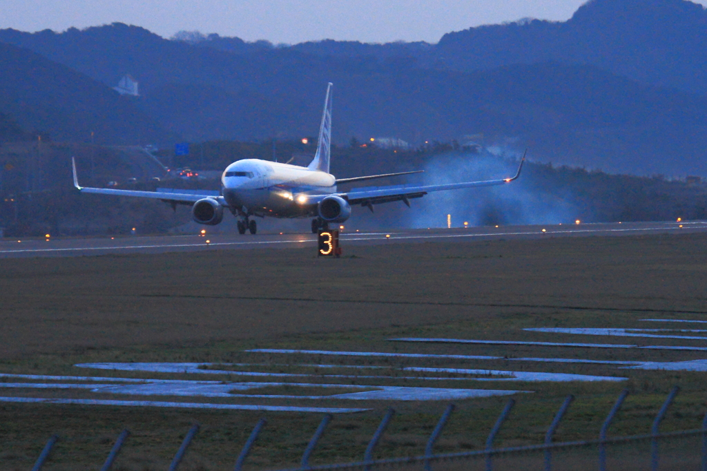 夕闇せまる中、737が鳥取空港へタッチ