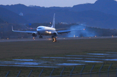 夕闇せまる中、737が鳥取空港へタッチ