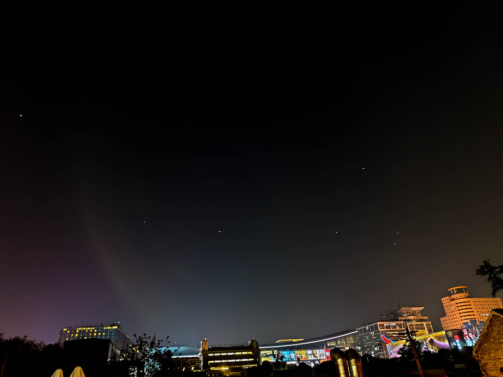 ドローンが見える夜空