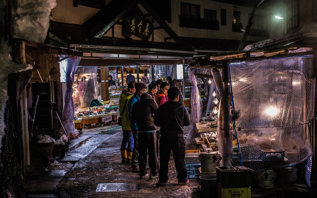 野沢の夜をぶらぶらと