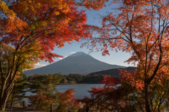 赤に囲まれた富士山