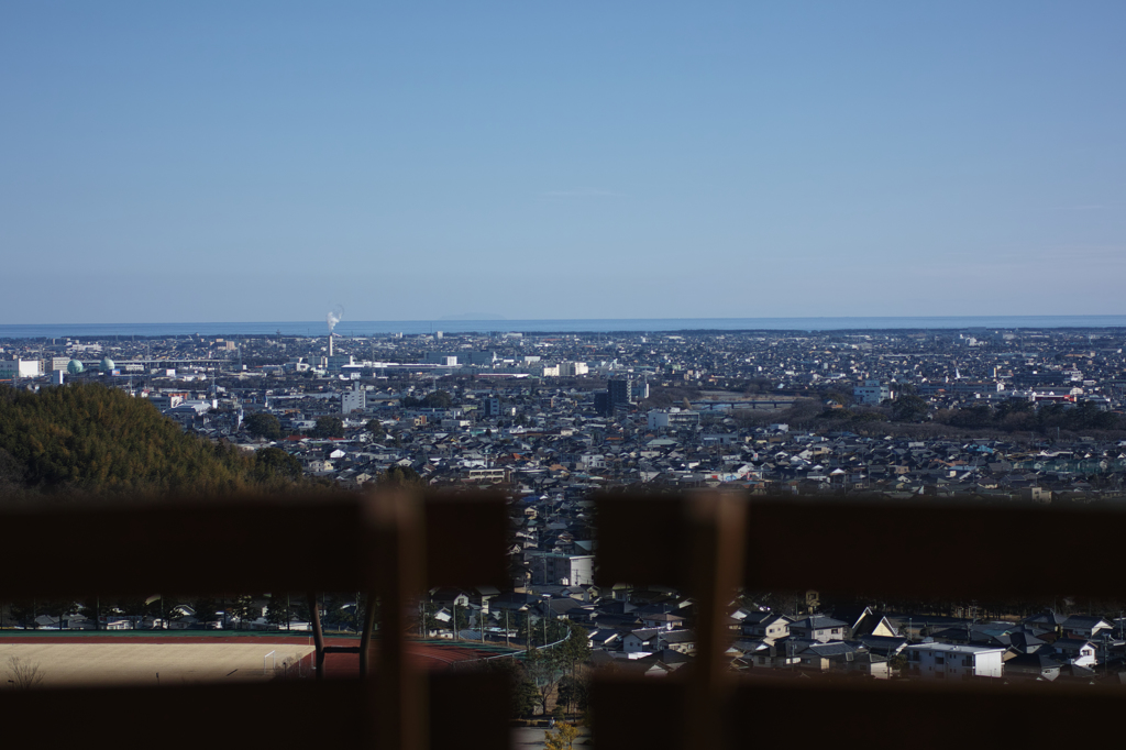 ベンチ越しの街並み