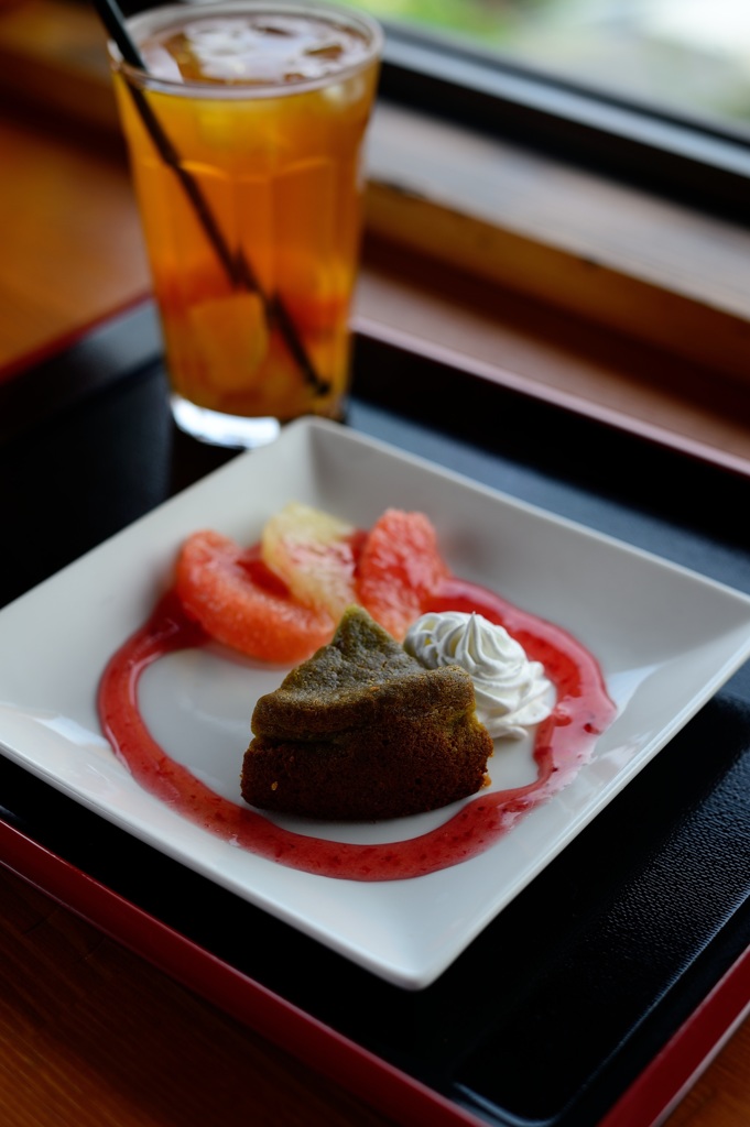 茶チーズケーキとフルーツティ