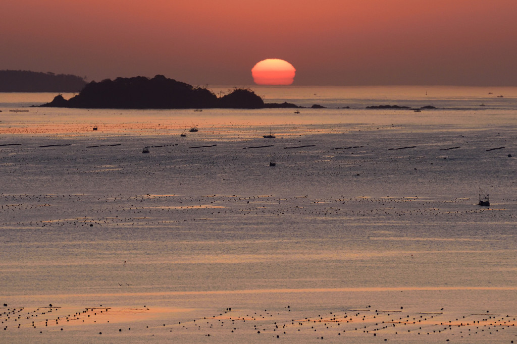 日の出の海